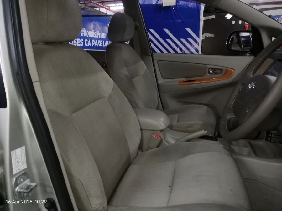 Foto Mobil Bekas Kabin Depan Toyota Kijang Innova 2.0 V tahun 2010