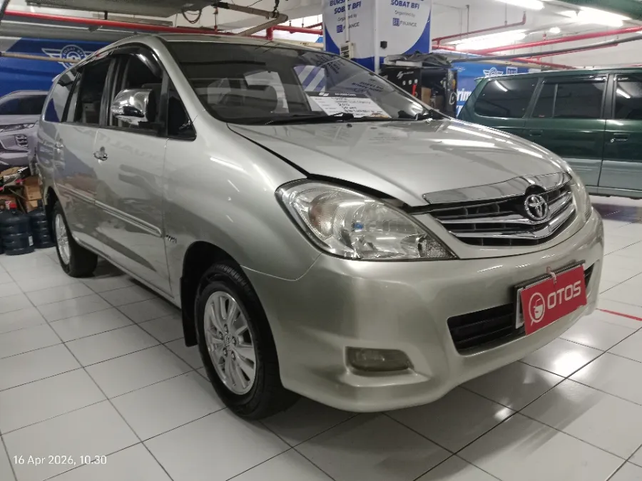 Foto Mobil Bekas Kanan Depan Toyota Kijang Innova 2.0 V tahun 2010
