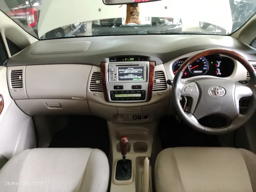 Foto Mobil Bekas Dashboard Toyota Kijang Innova 2.0 V tahun 2012