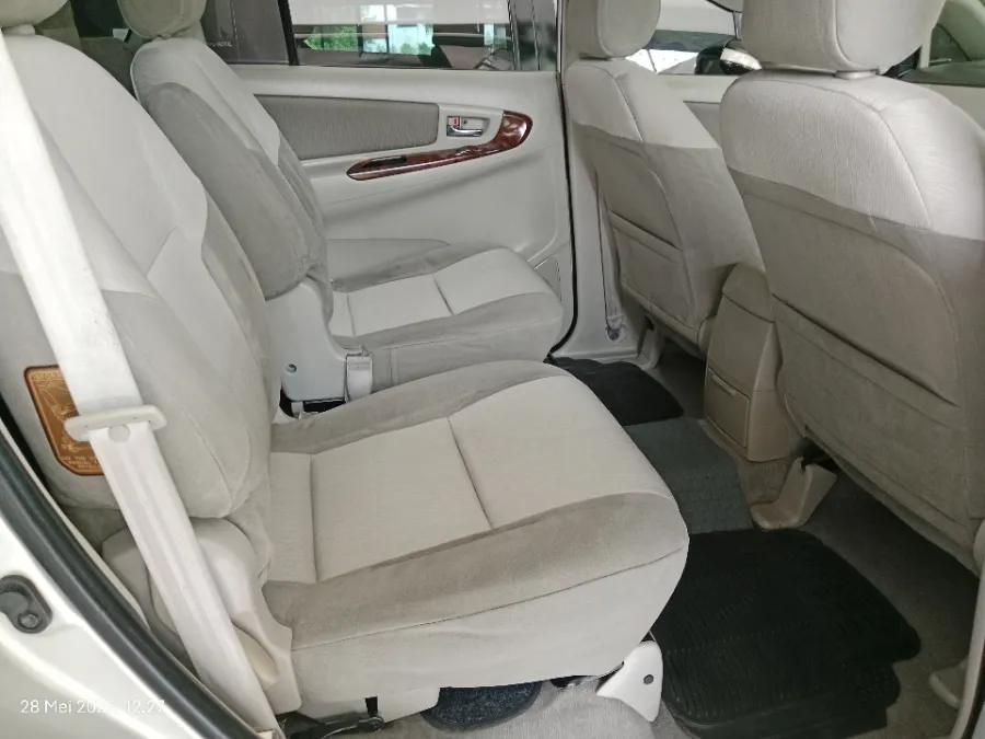 Foto Mobil Bekas Kabin Belakang Toyota Kijang Innova 2.0 V tahun 2012