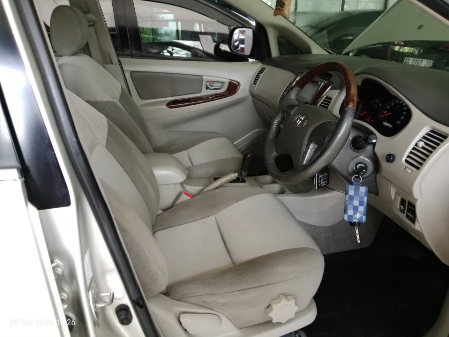 Foto Mobil Bekas Kabin Depan Toyota Kijang Innova 2.0 V tahun 2012