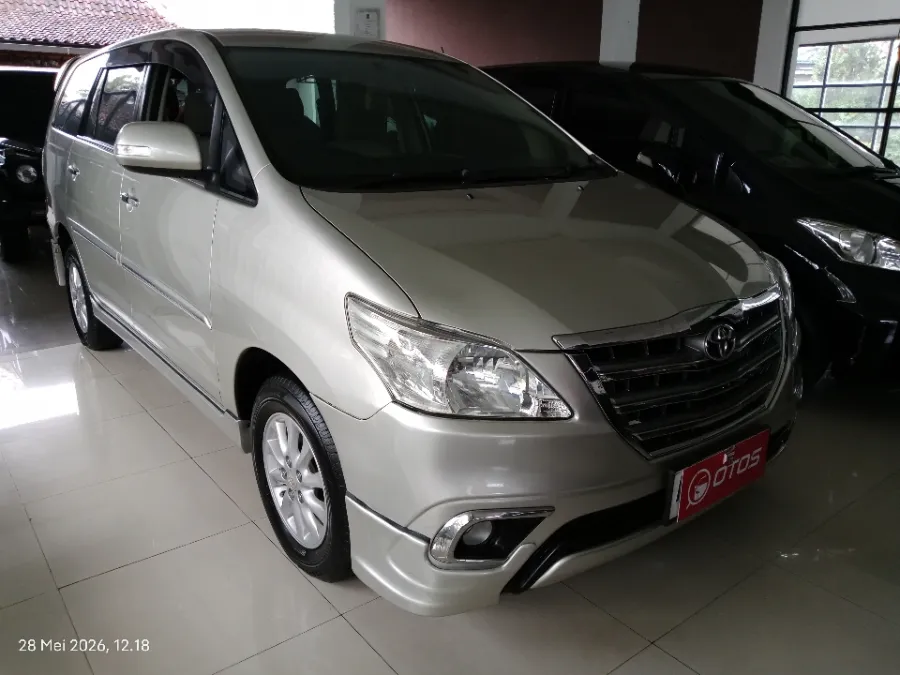 Foto Mobil Bekas Kanan Depan Toyota Kijang Innova 2.0 V tahun 2012