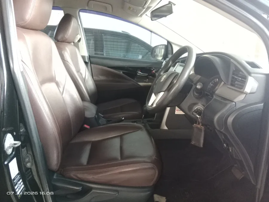 Foto Mobil Bekas Kabin Depan Toyota Kijang Innova 2.0 V tahun 2016