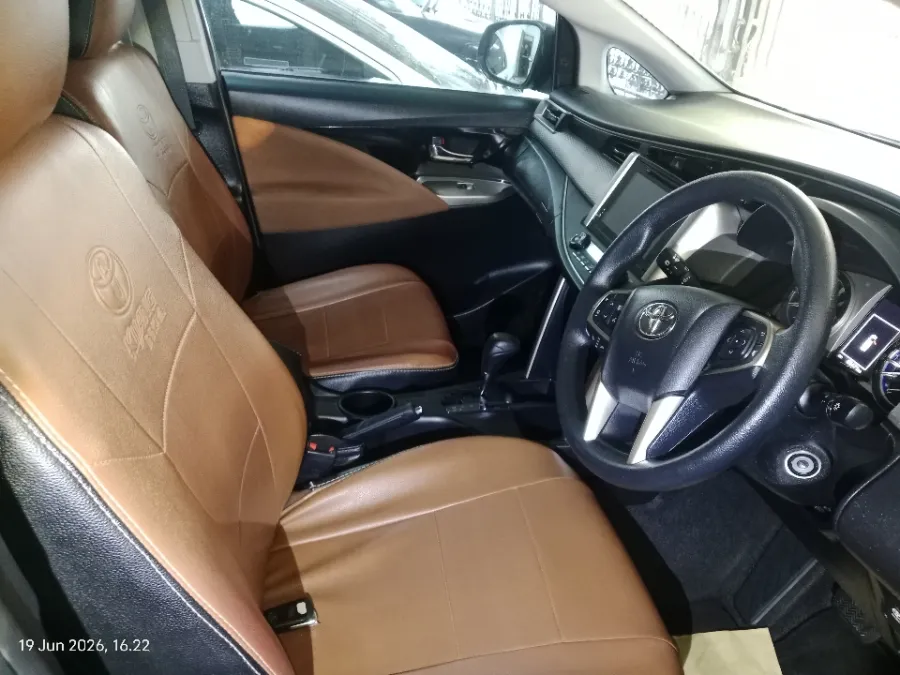 Foto Mobil Bekas Kabin Depan Toyota Kijang Innova 2.0 V tahun 2016