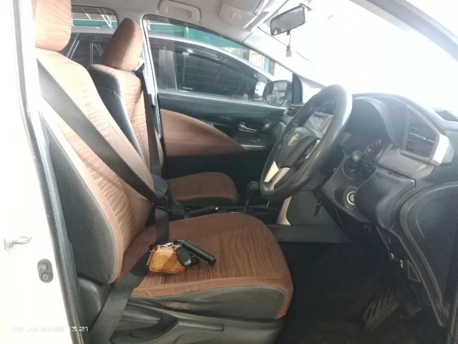 Foto Mobil Bekas Kabin Depan Toyota Kijang Innova 2.0 V tahun 2016