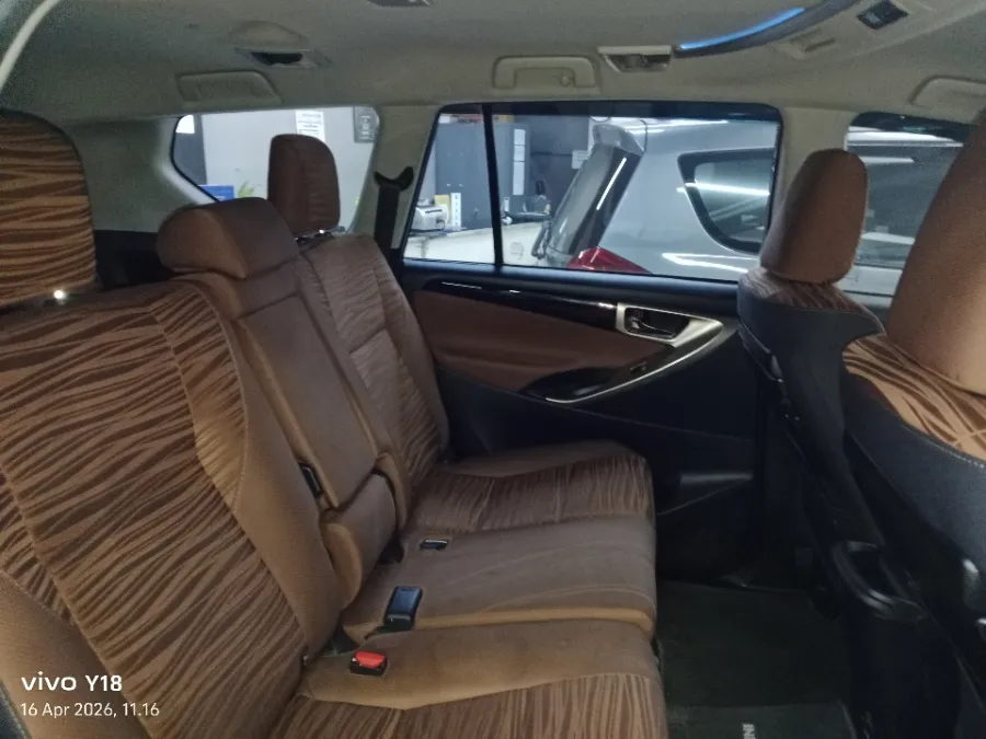 Foto Mobil Bekas Kabin Belakang Toyota Kijang Innova 2.0 V tahun 2017