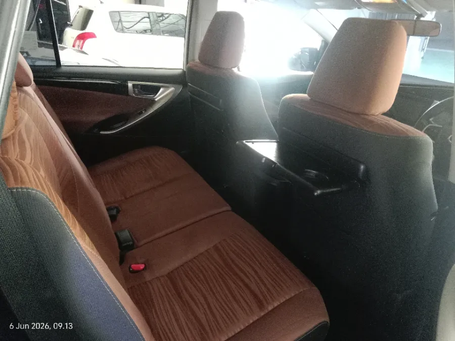 Foto Mobil Bekas Kabin Belakang Toyota Kijang Innova 2.0 V tahun 2017