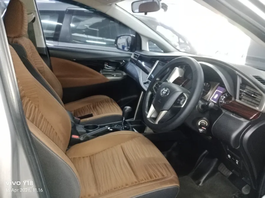 Foto Mobil Bekas Kabin Depan Toyota Kijang Innova 2.0 V tahun 2017