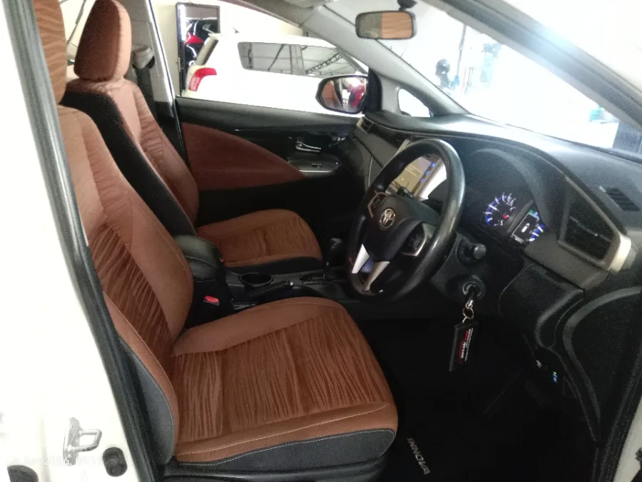 Foto Mobil Bekas Kabin Depan Toyota Kijang Innova 2.0 V tahun 2017