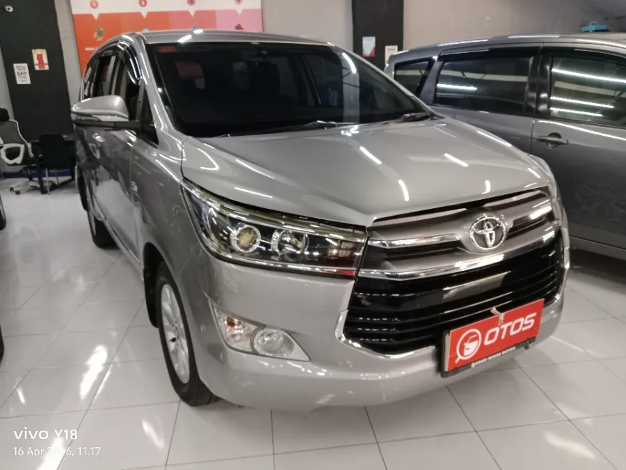 Foto Mobil Bekas Kanan Depan Toyota Kijang Innova 2.0 V tahun 2017