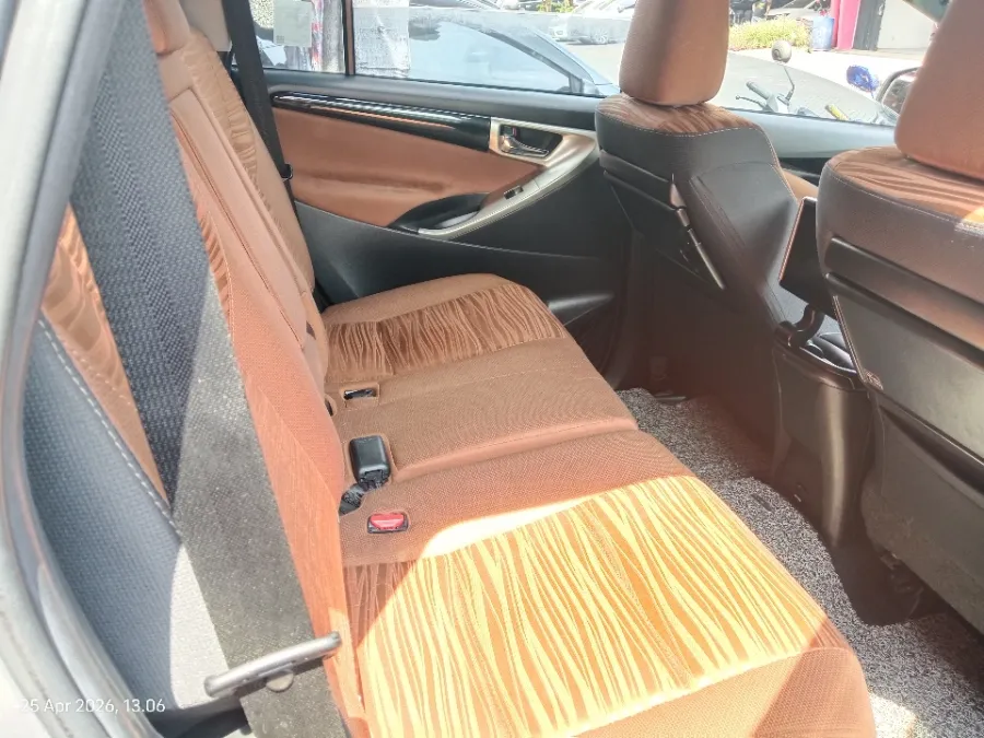Foto Mobil Bekas Kabin Belakang Toyota Kijang Innova 2.0 V tahun 2018