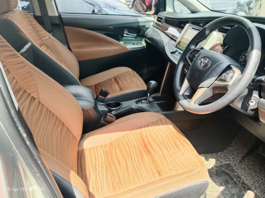 Foto Mobil Bekas Kabin Depan Toyota Kijang Innova 2.0 V tahun 2018