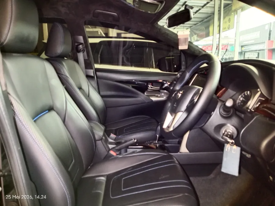 Foto Mobil Bekas Kabin Depan Toyota Kijang Innova 2.0 V tahun 2019