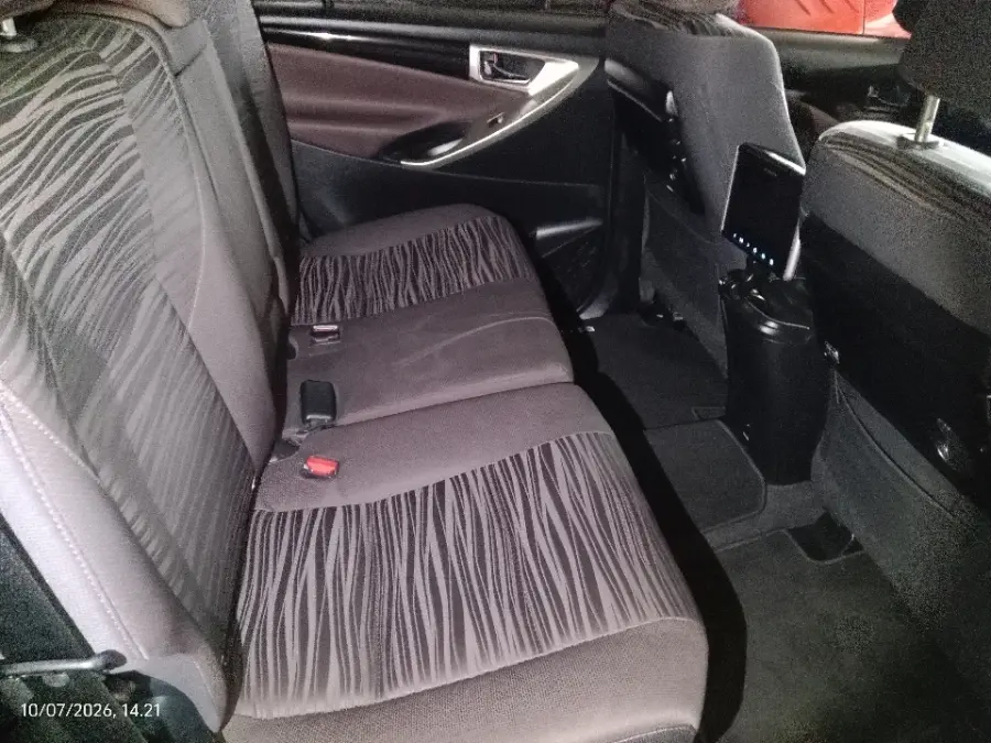 Foto Mobil Bekas Kabin Belakang Toyota Kijang Innova 2.0 V tahun 2021