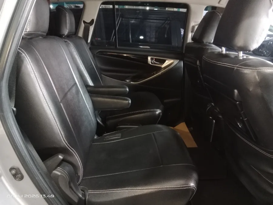 Foto Mobil Bekas Kabin Belakang Toyota Kijang Innova 2.0 V tahun 2021