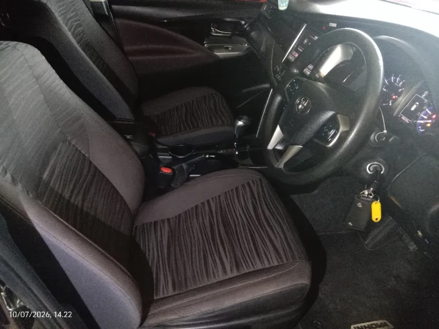 Foto Mobil Bekas Kabin Depan Toyota Kijang Innova 2.0 V tahun 2021