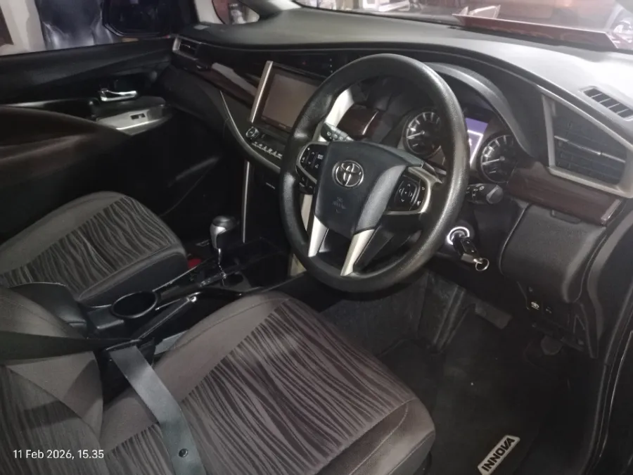 Foto Mobil Bekas Kabin Depan Toyota Kijang Innova 2.0 V tahun 2021