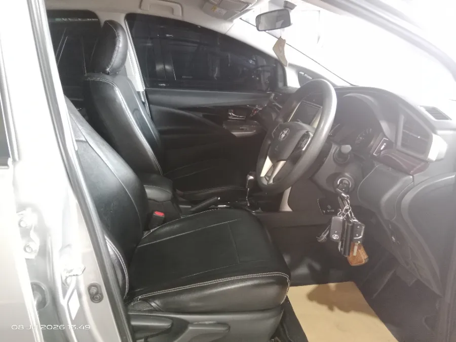 Foto Mobil Bekas Kabin Depan Toyota Kijang Innova 2.0 V tahun 2021