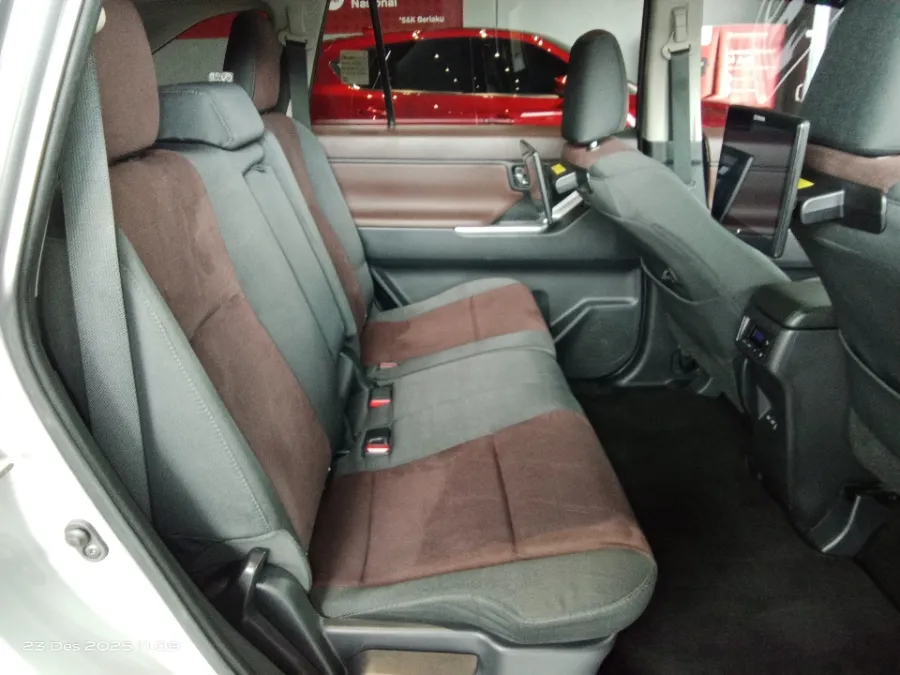 Foto Mobil Bekas Kabin Belakang Toyota Kijang Innova 2.0 V tahun 2022