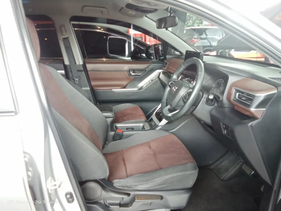 Foto Mobil Bekas Kabin Depan Toyota Kijang Innova 2.0 V tahun 2022