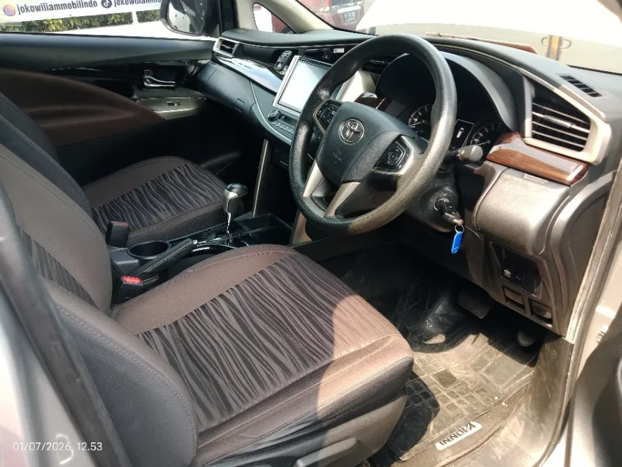 Foto Mobil Bekas Kabin Depan Toyota Kijang Innova 2.0 V tahun 2022