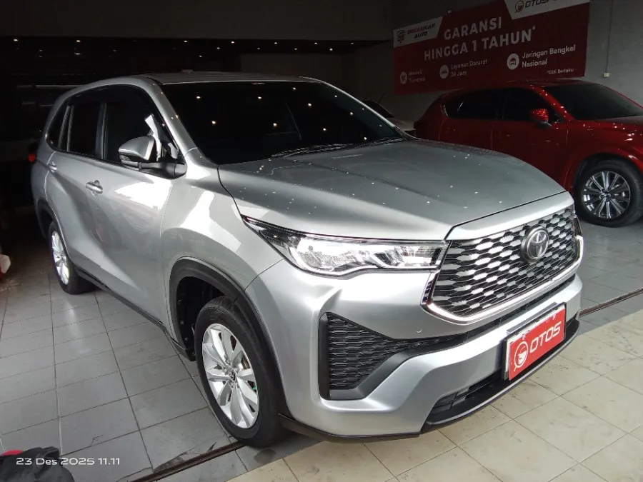 Foto Mobil Bekas Kanan Depan Toyota Kijang Innova 2.0 V tahun 2022