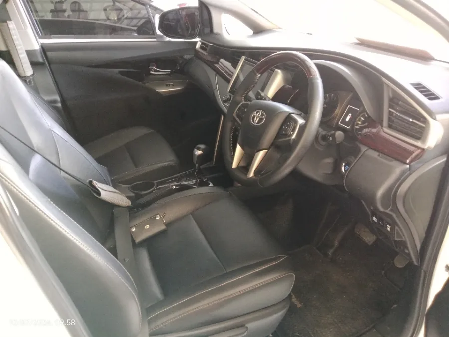 Foto Mobil Bekas Kabin Depan Toyota Kijang Innova 2.0 Venturer tahun 2019