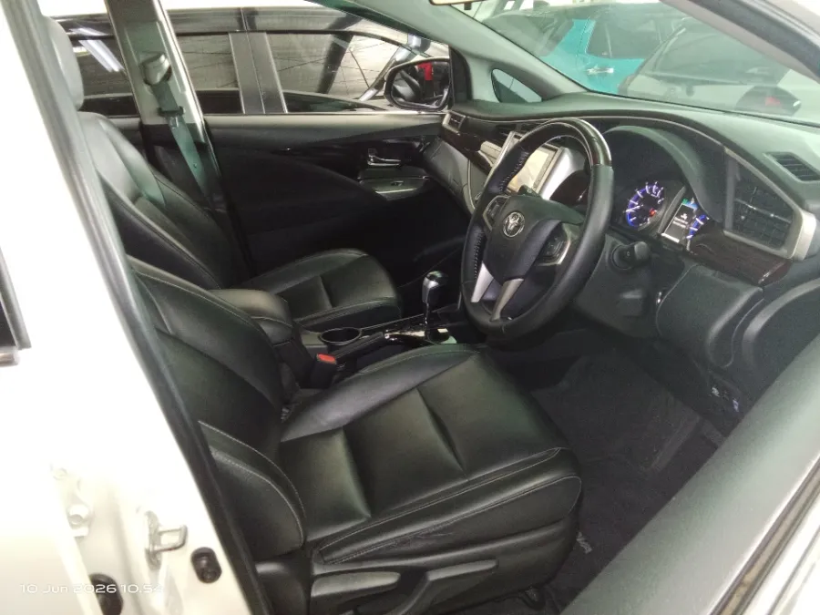 Foto Mobil Bekas Kabin Depan Toyota Kijang Innova 2.0 Venturer tahun 2019
