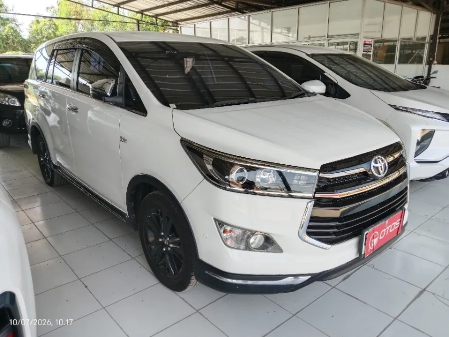 Foto Mobil Bekas Kanan Depan Toyota Kijang Innova 2.0 Venturer tahun 2019