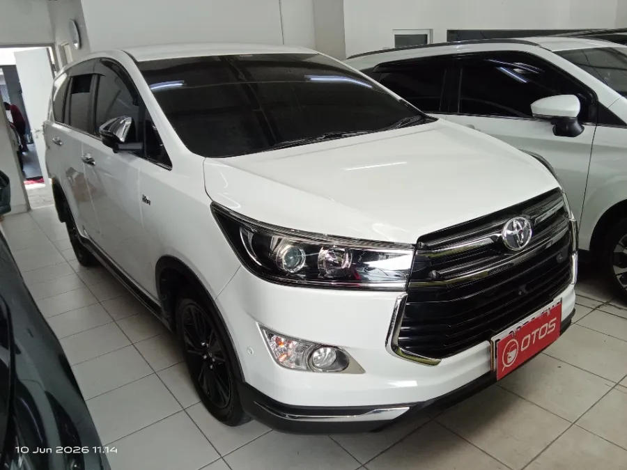 Foto Mobil Bekas Kanan Depan Toyota Kijang Innova 2.0 Venturer tahun 2019