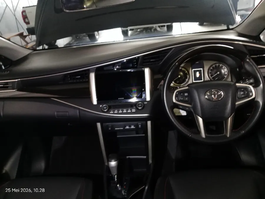 Foto Mobil Bekas Dashboard Toyota Kijang Innova 2.0 Venturer tahun 2022