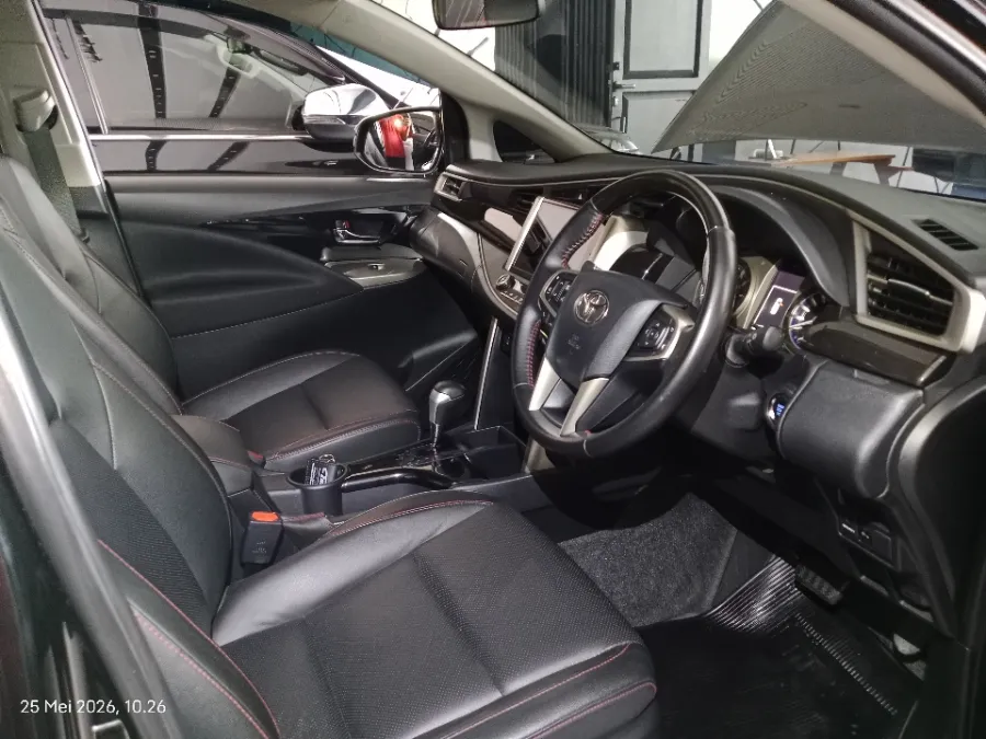 Foto Mobil Bekas Kabin Depan Toyota Kijang Innova 2.0 Venturer tahun 2022