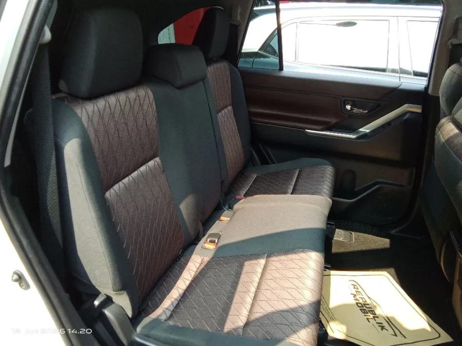 Foto Mobil Bekas Kabin Belakang Toyota Kijang Innova 2.0 Zenix G CVT tahun 2025