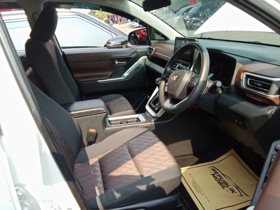 Foto Mobil Bekas Kabin Depan Toyota Kijang Innova 2.0 Zenix G CVT tahun 2025