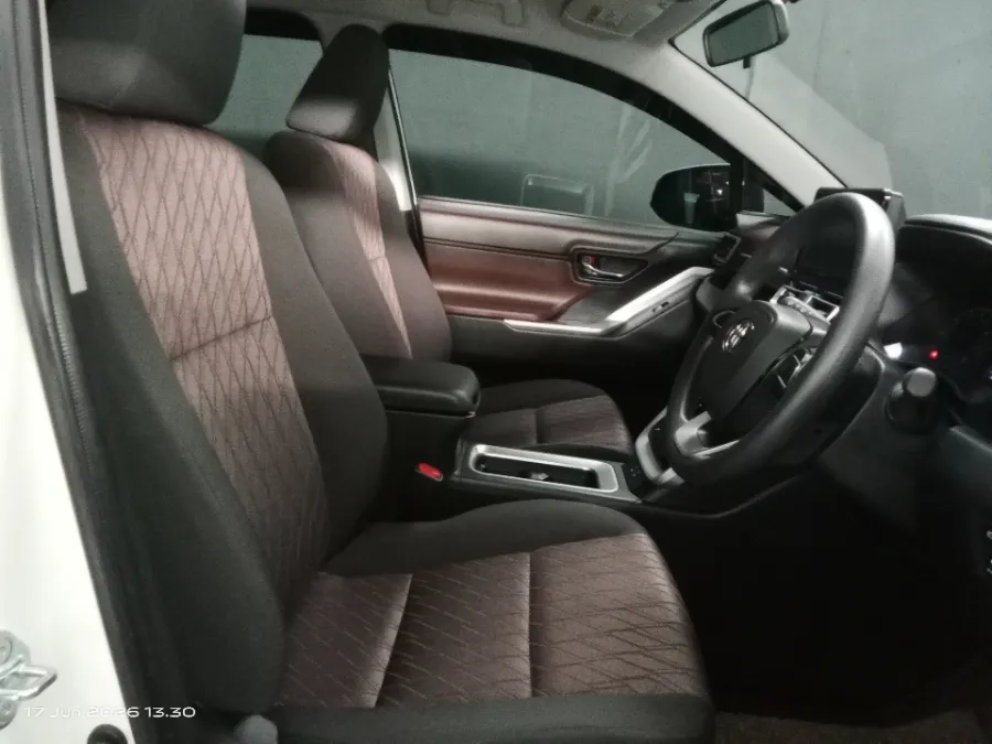 Foto Mobil Bekas Kabin Depan Toyota Kijang Innova 2.0 Zenix G CVT tahun 2025