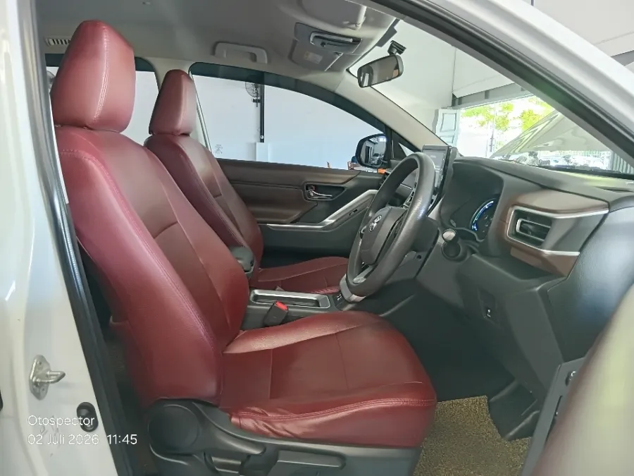 Foto Mobil Bekas Kabin Depan Toyota Kijang Innova 2.0 Zenix G HV CVT tahun 2022