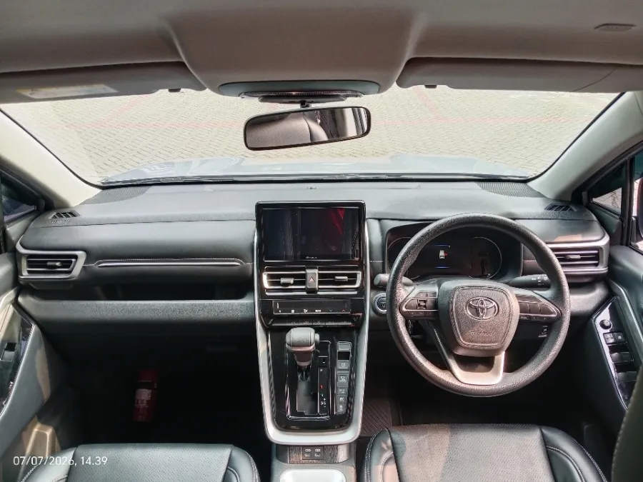 Foto Mobil Bekas Dashboard Toyota Kijang Innova 2.0 Zenix G HV CVT tahun 2023