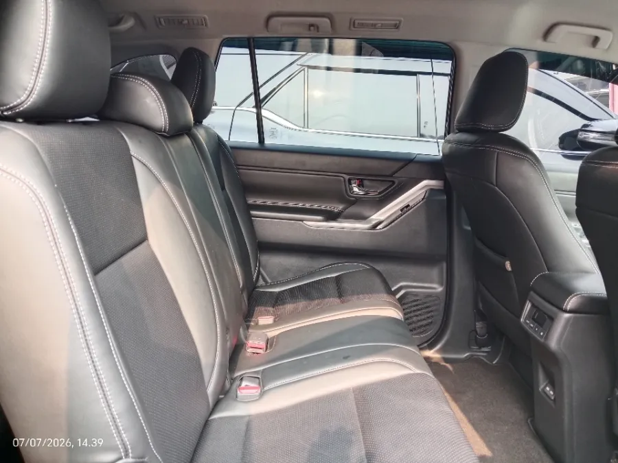 Foto Mobil Bekas Kabin Belakang Toyota Kijang Innova 2.0 Zenix G HV CVT tahun 2023