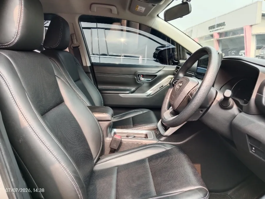 Foto Mobil Bekas Kabin Depan Toyota Kijang Innova 2.0 Zenix G HV CVT tahun 2023