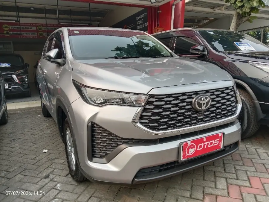Foto Mobil Bekas Kanan Depan Toyota Kijang Innova 2.0 Zenix G HV CVT tahun 2023
