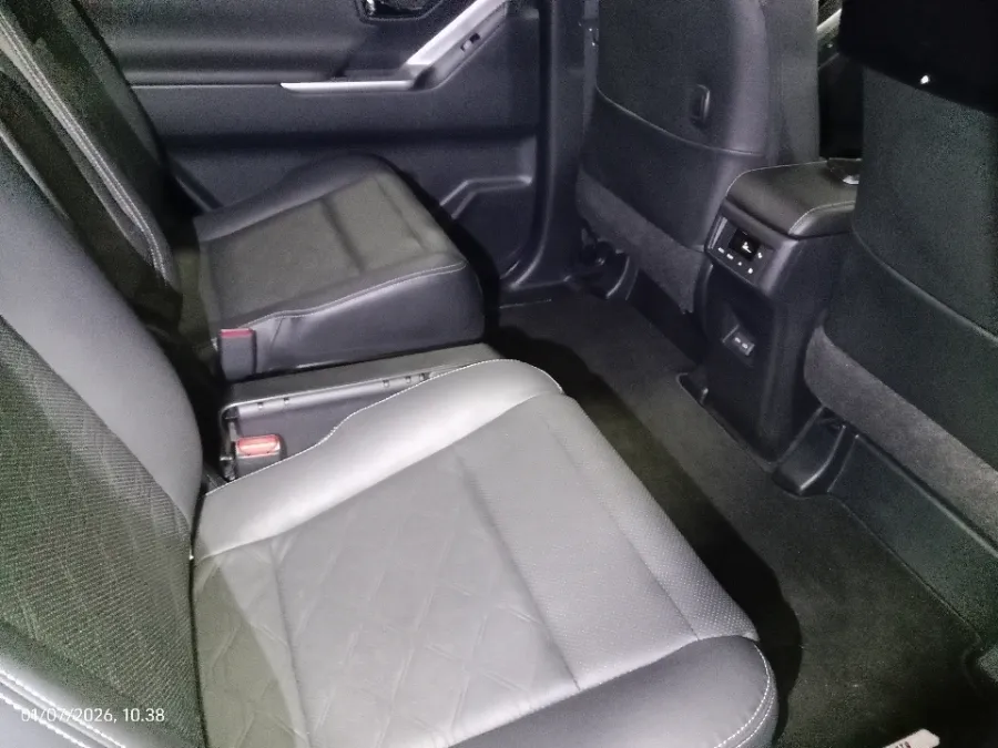 Foto Mobil Bekas Kabin Belakang Toyota Kijang Innova 2.0 Zenix Q HV CVT TSS tahun 2022