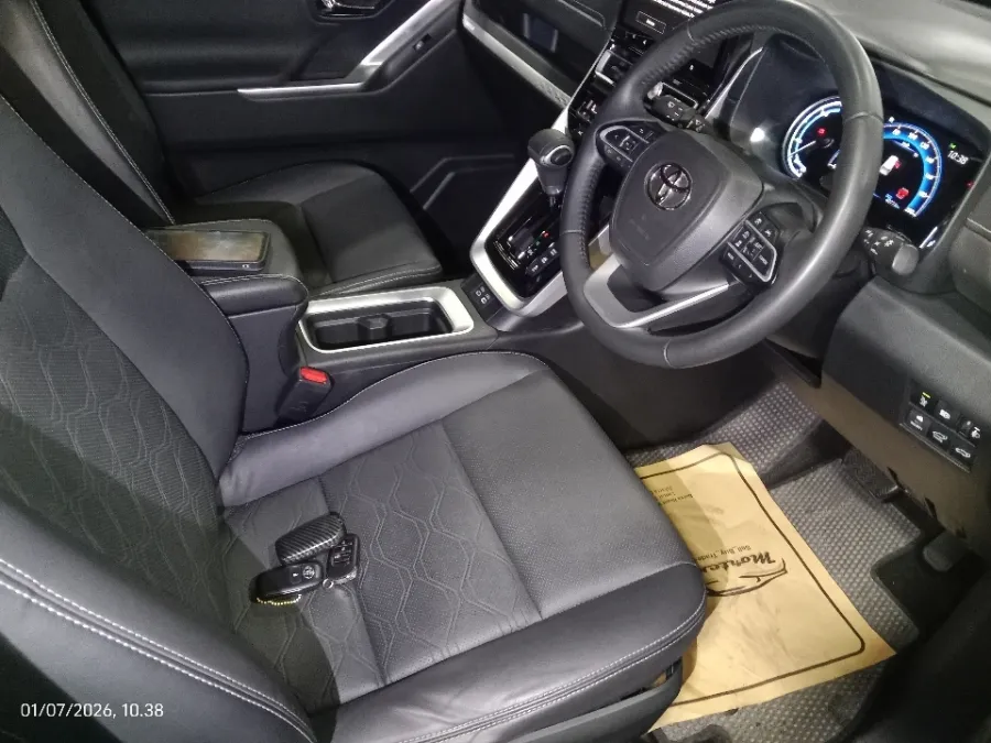Foto Mobil Bekas Kabin Depan Toyota Kijang Innova 2.0 Zenix Q HV CVT TSS tahun 2022