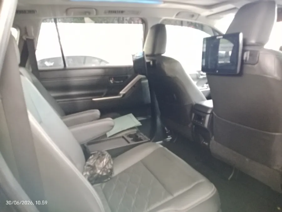 Foto Mobil Bekas Kabin Belakang Toyota Kijang Innova 2.0 Zenix Q HV CVT TSS tahun 2023