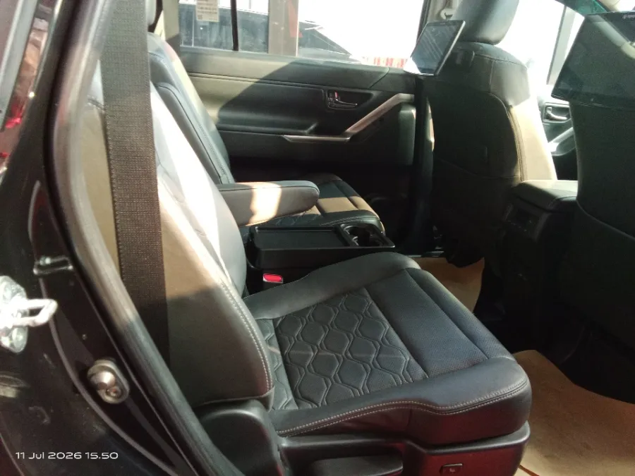 Foto Mobil Bekas Kabin Belakang Toyota Kijang Innova 2.0 Zenix Q HV CVT TSS tahun 2023