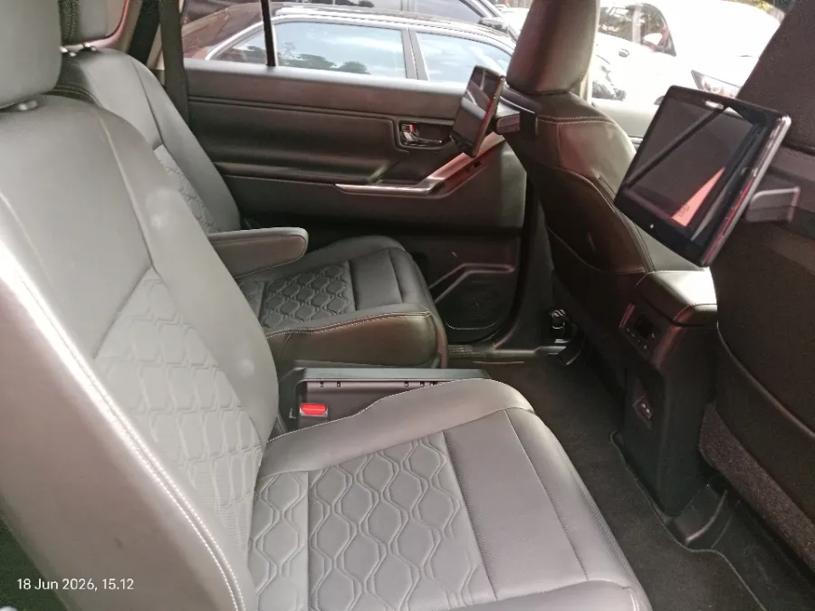 Foto Mobil Bekas Kabin Belakang Toyota Kijang Innova 2.0 Zenix Q HV CVT TSS tahun 2023