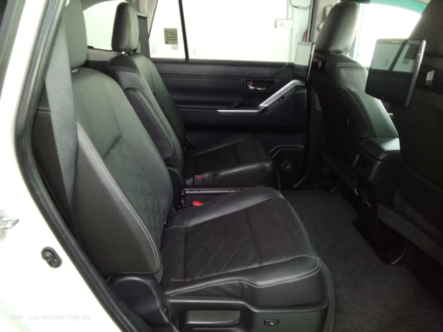 Foto Mobil Bekas Kabin Belakang Toyota Kijang Innova 2.0 Zenix Q HV CVT TSS tahun 2023