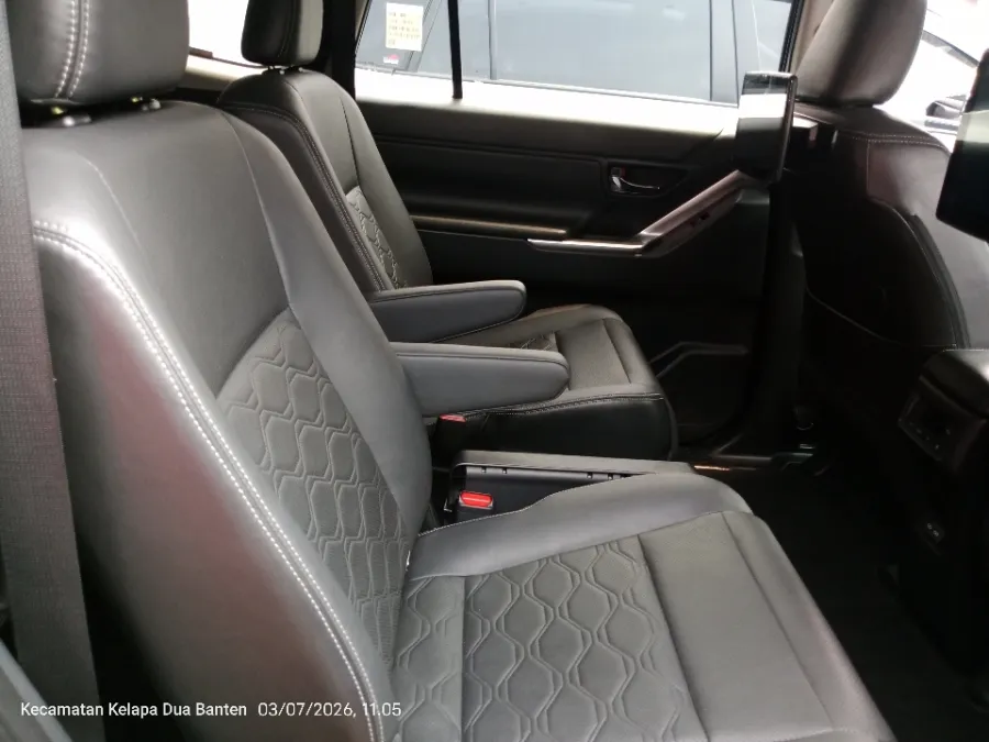 Foto Mobil Bekas Kabin Belakang Toyota Kijang Innova 2.0 Zenix Q HV CVT TSS tahun 2023