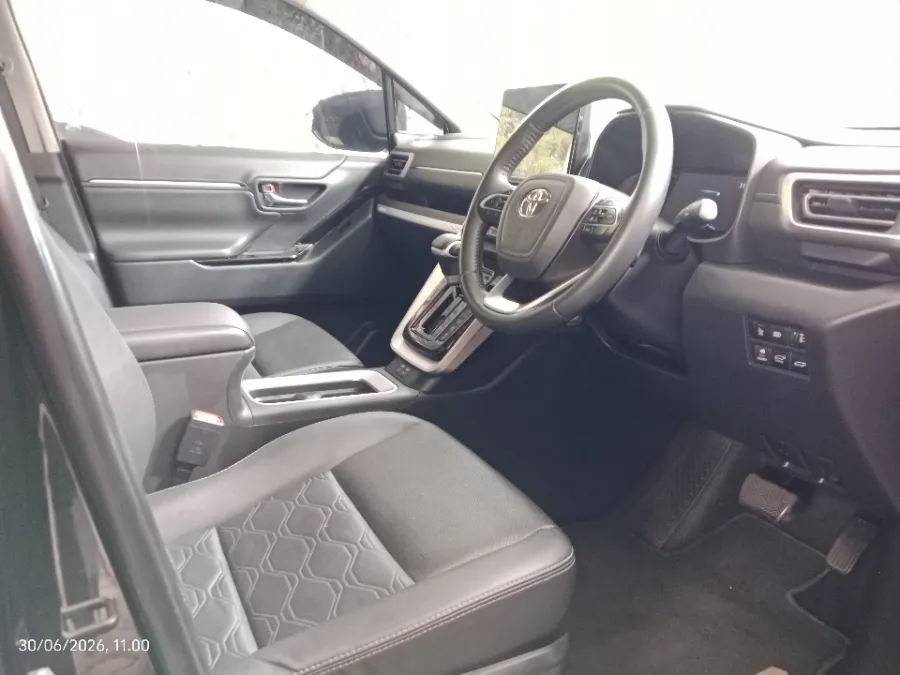 Foto Mobil Bekas Kabin Depan Toyota Kijang Innova 2.0 Zenix Q HV CVT TSS tahun 2023