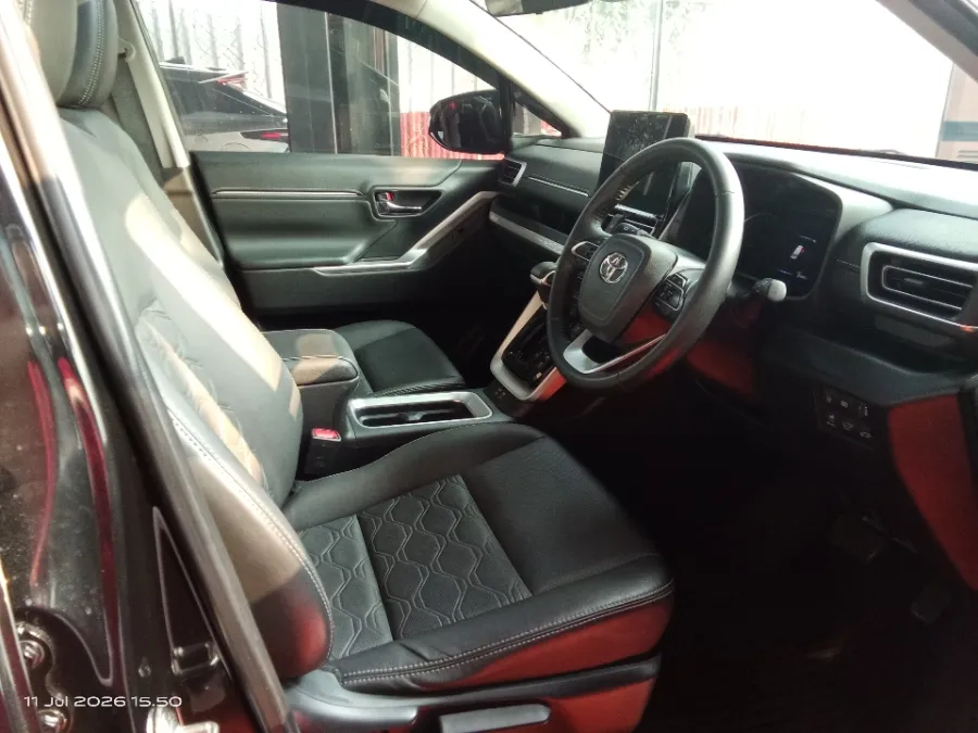 Foto Mobil Bekas Kabin Depan Toyota Kijang Innova 2.0 Zenix Q HV CVT TSS tahun 2023
