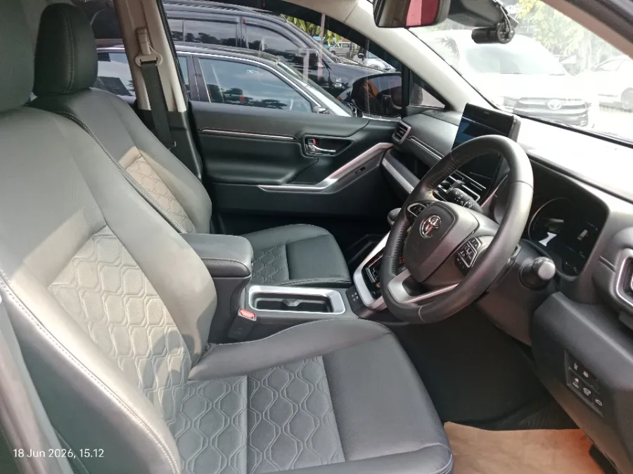 Foto Mobil Bekas Kabin Depan Toyota Kijang Innova 2.0 Zenix Q HV CVT TSS tahun 2023